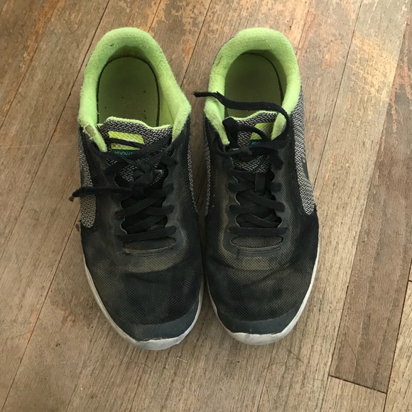 nike revolution 3 defect